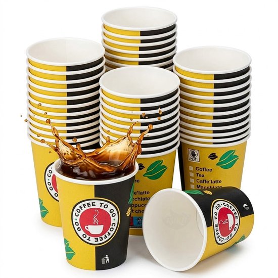 Stapel papieren koffiebekers met gele en zwarte helften, bedrukt met 'Coffee to go' logo. Een beker met opspattend koffie staat vooraan.