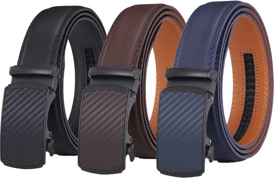 Trois ceintures pour hommes, noire, marron et bleu foncé, chacune avec une boucle automatique aspect fibre de carbone.