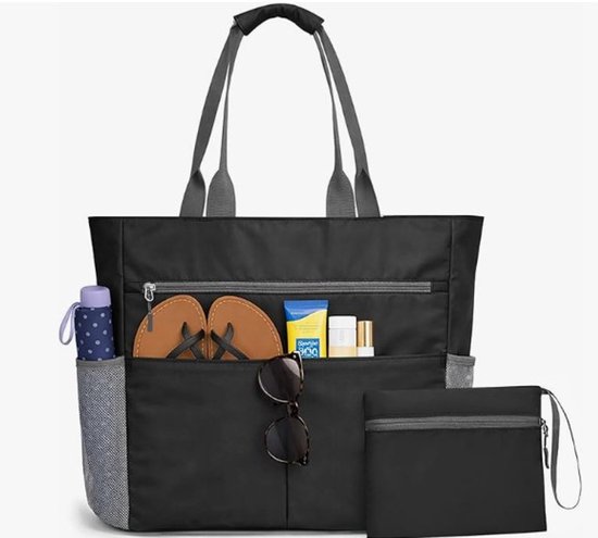 Zwarte strandtas met veel vakken, gevuld met slippers, zonnebrandcrème en een toilettas. Grijze mesh zijvakken.