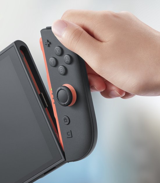 Hand die een neonrode Joy-Con controller aan een grijze Nintendo Switch console bevestigt.