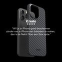 Zwarte en grijze koolstofvezel hoes met nekít-logo, naast een iPhone 12/12 Pro met dubbele camera en tekst "iCreate".