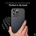 Hand die een grijs en zwart carbon patroon hoesje vasthoudt.