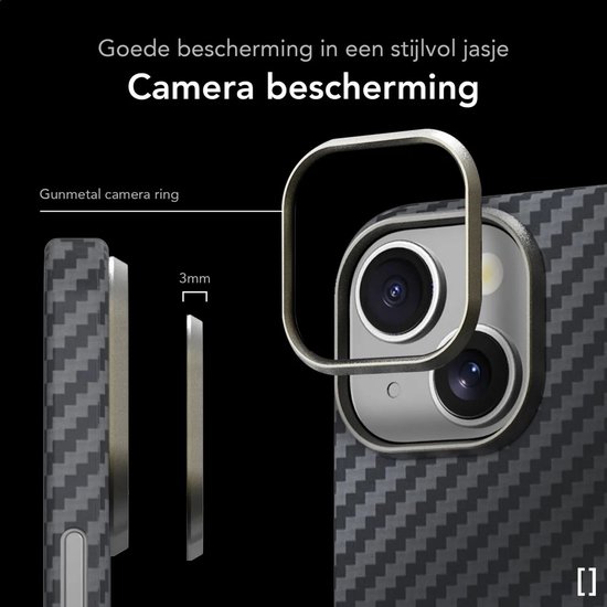 Gunmetal camera ring met 3mm dikte, omringt telefooncamera's op een telefoonhoesje met koolstofvezelpatroon.