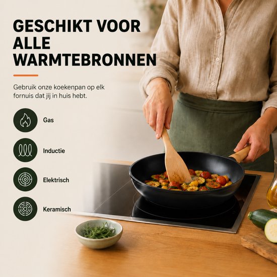 Een vrouw kookt groenten in een zwarte koekenpan met houten handvat op een inductiekookplaat.