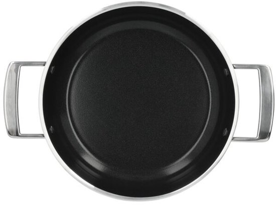 Een bovenaanzicht van een platte zwarte pan met zilverkleurige handvatten aan weerszijden.