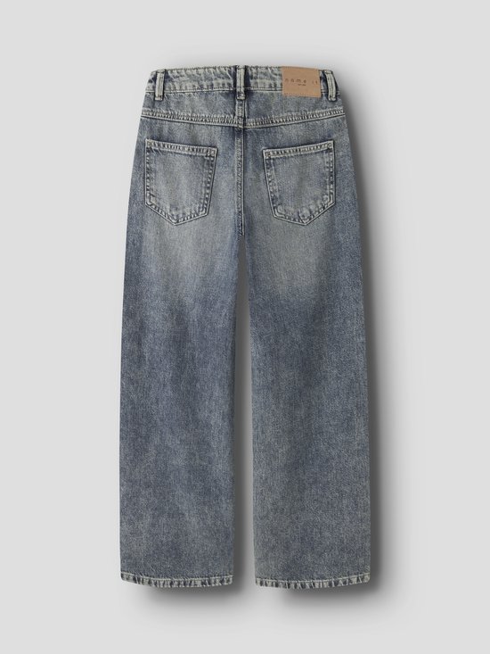 Achterkant van een lichtblauwe wijde jeans met twee zakken en een verweerde wassing.