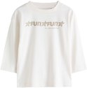 Crèmekleurig T-shirt met lange mouwen, ronde hals en 'FUN' tekst met sterren.