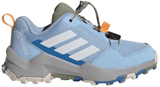 Lichtblauwe Adidas Terrex wandelschoen met witte strepen, oranje veterstopper en grijze zool, vanuit een hoek gezien.