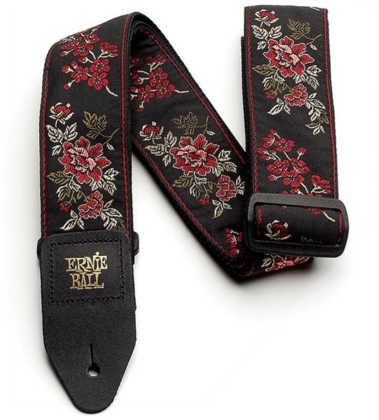 Zwarte gitaarband met roodrozenpatroon, leren uiteinden en Ernie Ball logo.