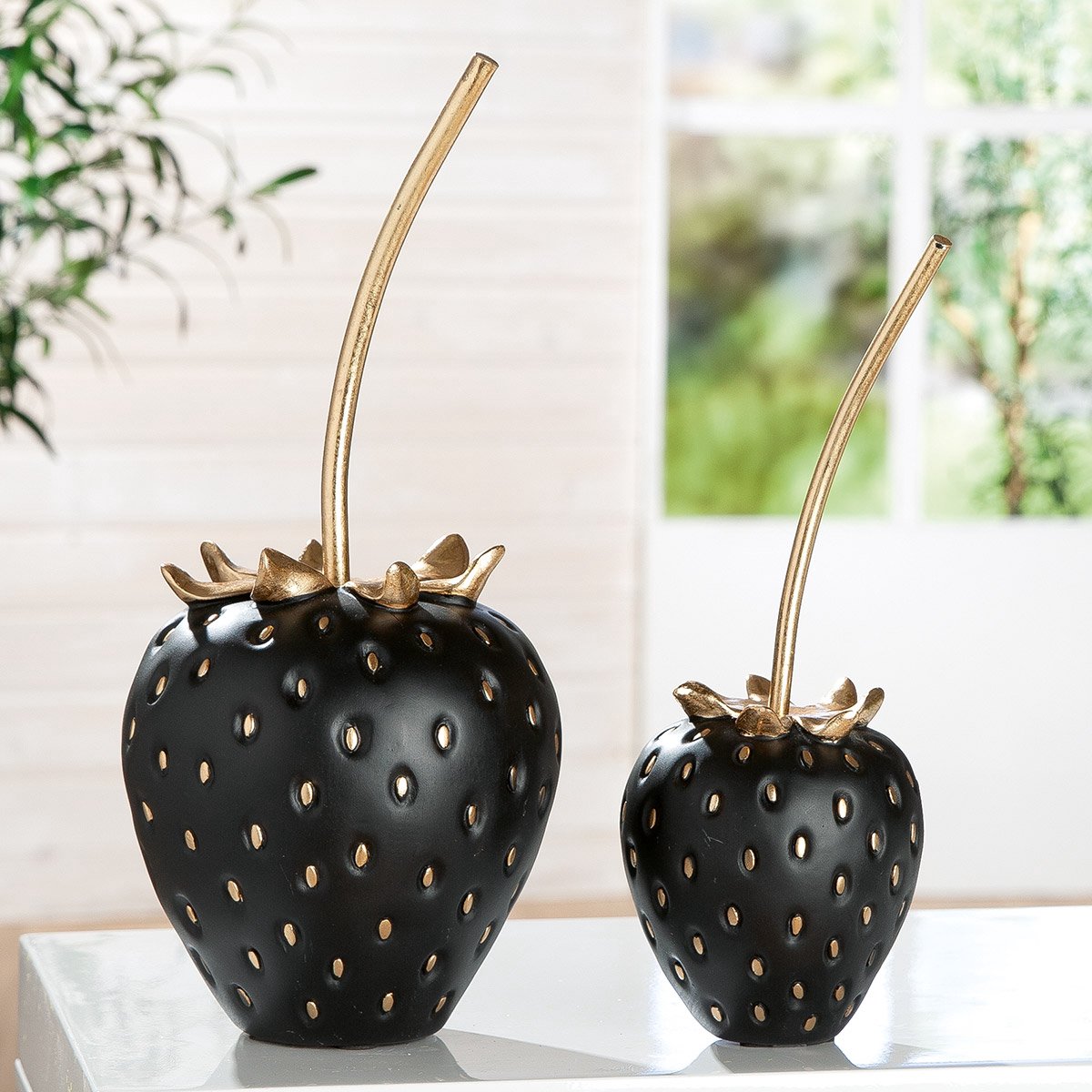 decoratie object aardbei - zwart 15x15x35 cm - polyresin - zwart met goud -= fruitdekoratie