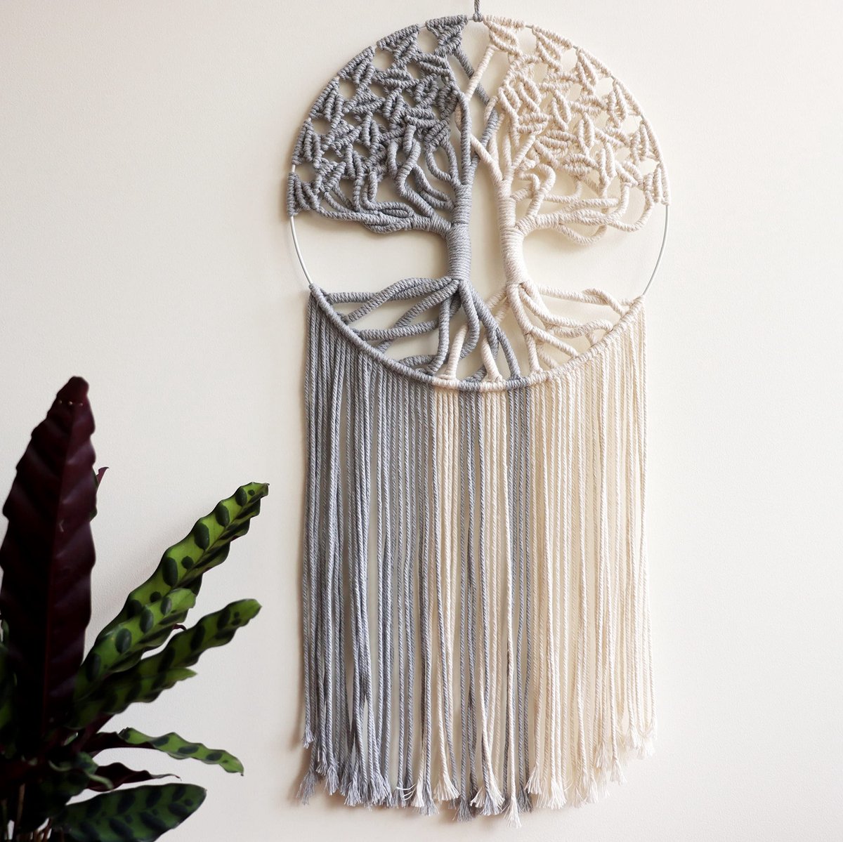 Levensboom Macramé Wandhanger – Boho Wanddecoratie van Handgeweven Katoen – Wandkleed voor Woonkamer, Slaapkamer en Kinderkamer – Grijs/Wit – 33 x 80 cm