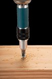 Makita schroefbit met schroef in houten plank.