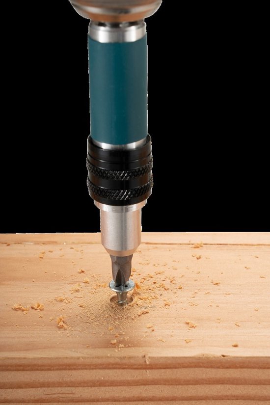 Makita schroefbit met schroef in houten plank.