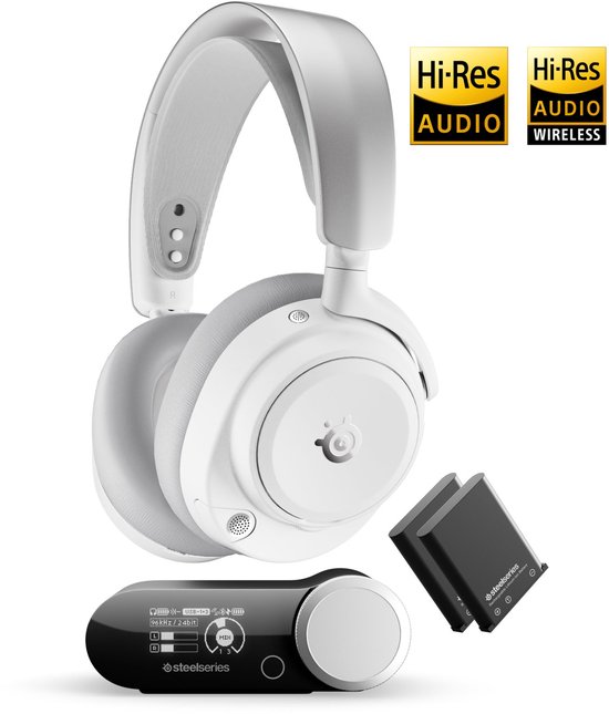 Witte SteelSeries Arctis Nova Pro Omni gaming headset met zwarte basisunit en batterijen, met Hi-Res Audio logo's.