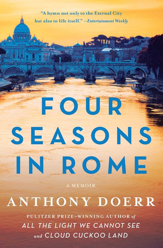 Boekomslag met de titel 'Four Seasons In Rome' door Anthony Doerr, met een gouden gloed over een rivier en de Sint-Pietersbasiliek in de verte.