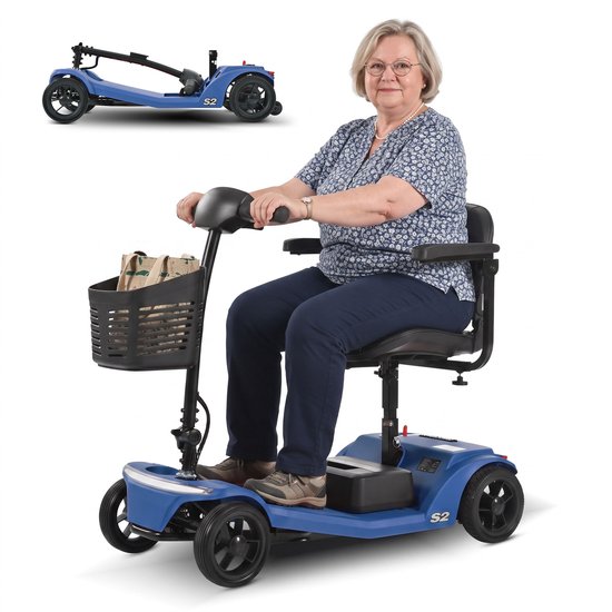Blauwe scootmobiel met vier wielen, mandje voorop, bestuurd door een vrouw met bril.