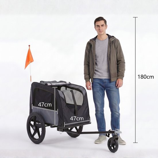 Een man van 180 cm naast een zwarte en grijze hondenfietskar met afmetingen 47x47 cm.