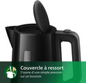 Zwarte waterkoker met deksel dat opent met één druk op de knop.