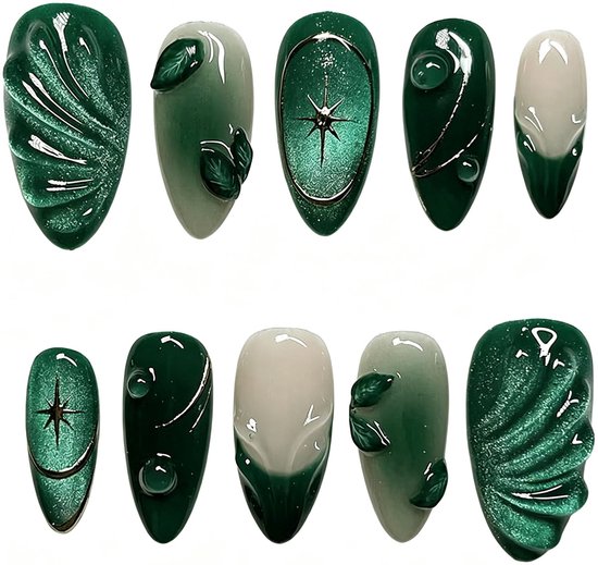 Tien groene kunstnagels met blad-, druppel- en sterdecoraties.