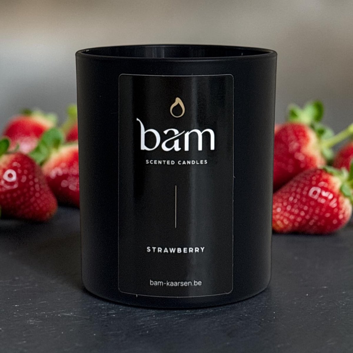 Bam Strawberry Geurkaars – Black Collection Medium – 2 Katoenen Wieken – 60 Branduren – 190 g – Zonnebloemwas – Vegan - aardbei zwart