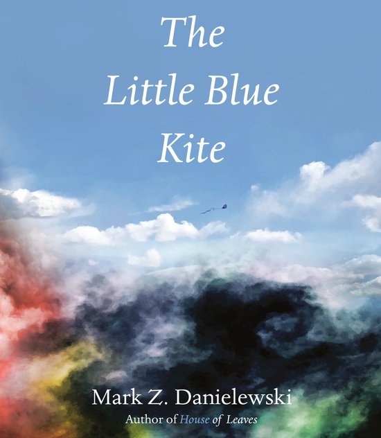 De kaft van het boek 'The Little Blue Kite' toont een blauwe lucht met witte wolken en een kleine paarse vlieger. Beneden is een donkere, kleurrijke wolk. De titel en de naam van de auteur, Mark Z. Danielewski, staan in witte letters.