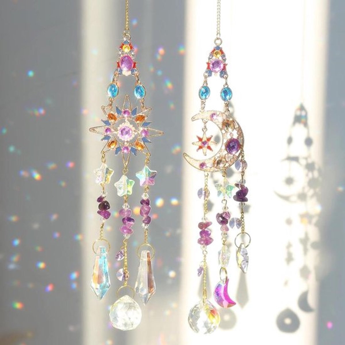 Decoratieve zonnevanger met kristallen ruit en hangende regenboog