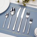 Moderne zilverkleurige bestekset op een blauwe placemat met gouden details, op een witte schaal.