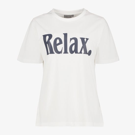Witte T-shirt met de donkerblauwe tekst "Relax."