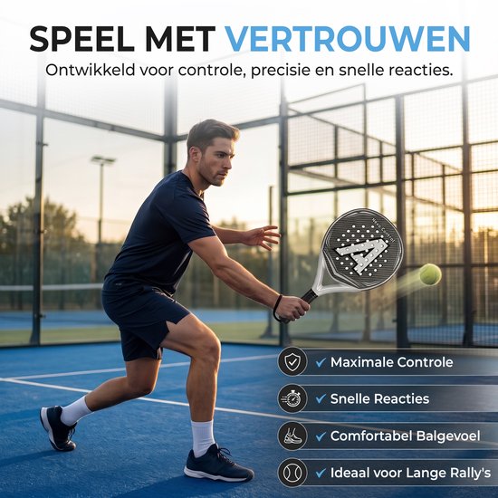 Man speelt padel met een zwarte en zilverkleurige padelracket met witte letter A. Op een blauw padelveld. Tekst: SPEEL MET VERTROUWEN, Maximale Controle.