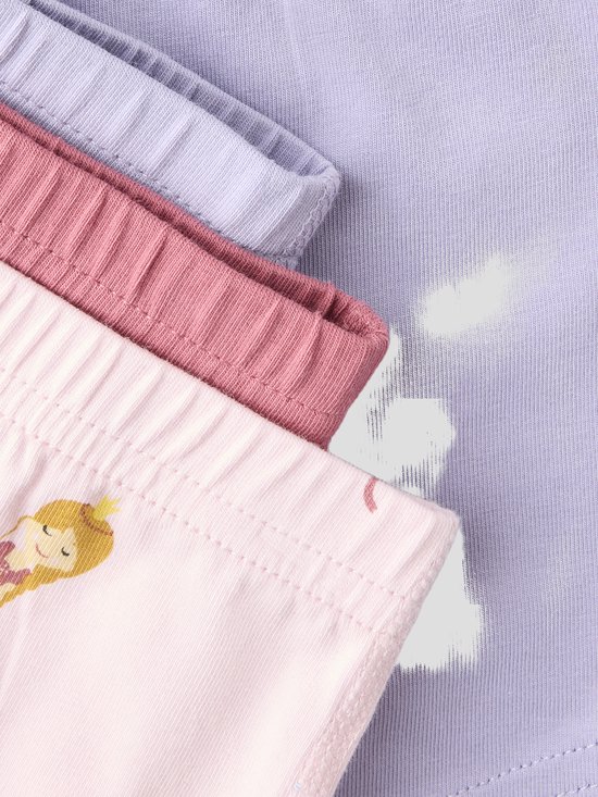 Drie onderbroeken met prinsessenprint in roze, lichtpaars en roze. Detail van de taillebanden.
