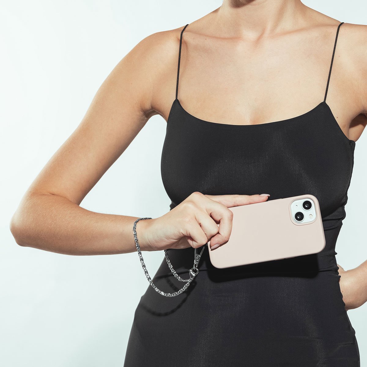 Selencia Transparant Hoesje met Haakjes inclusief Telefoonketting - Geschikt voor Apple iPhone 17 - Zilver