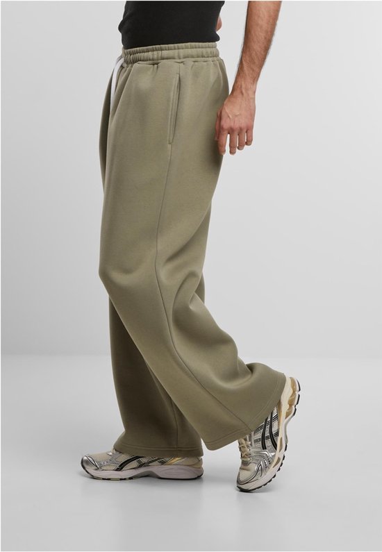 Olijfgroene wijde joggingbroek voor heren met trekkoord en steekzakken.