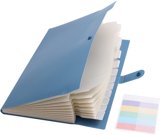 Chemise bleue ouverte avec des documents dépliés et une pile d'étiquettes colorées à côté.