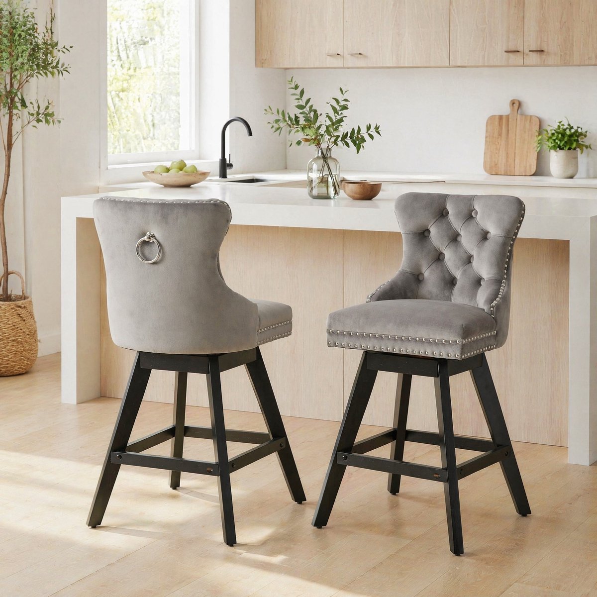 MEUNIQ barkruk set van 2 grijs velvet met draaibare zitting, gebogen rugleuning, houten poten en zithoogte 65,5 cm voor keuken of bar