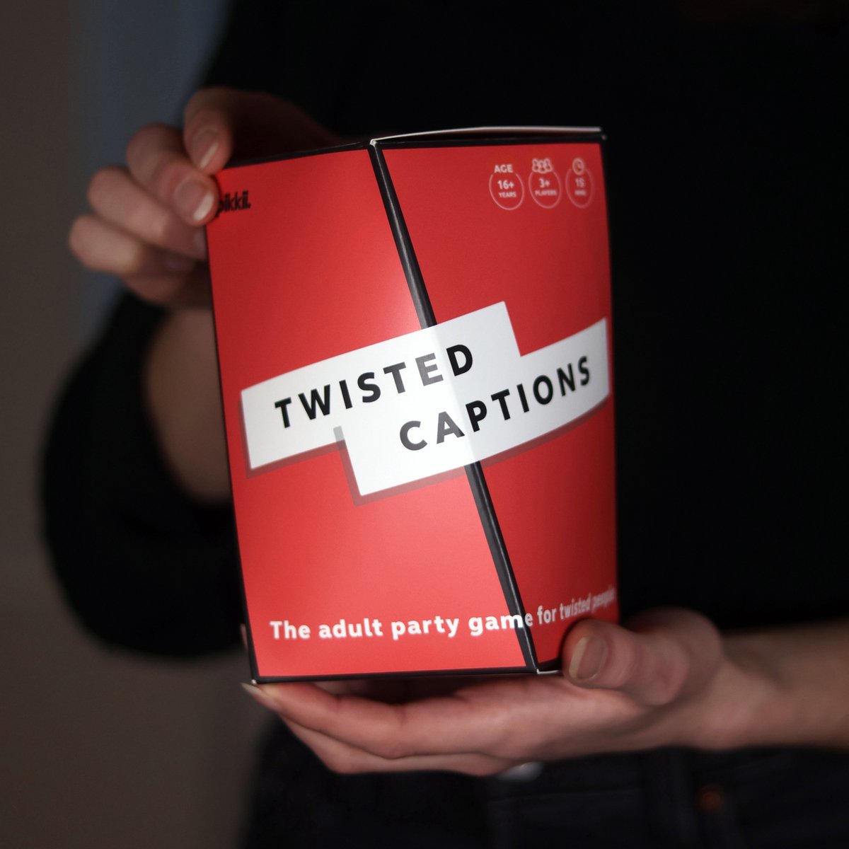 pikkii Twisted Captions Kaartspel – Hilarisch Partyspel met Grappige Captions | Gezelschapsspel Cadeau