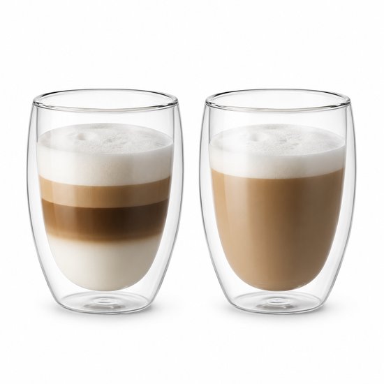 Deux verres à double paroi. L'un avec un latte macchiato en couches, l'autre avec un cappuccino.