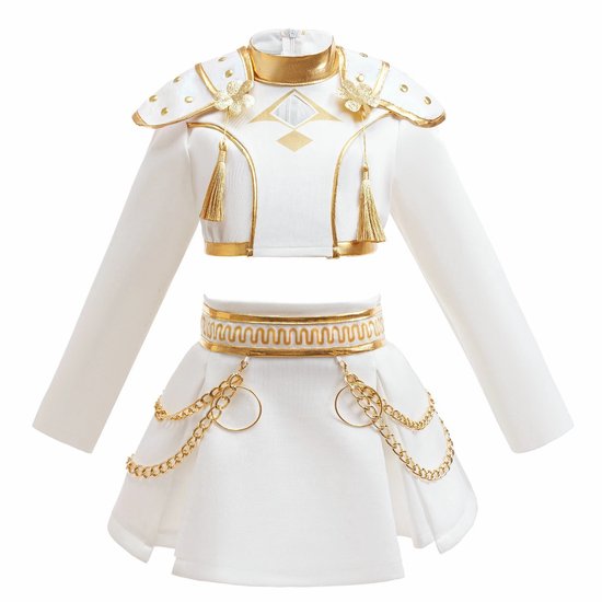 Witte K-pop outfit met lange mouwen crop top en rok. Goudkleurige zigzag riem en kettingdetails.
