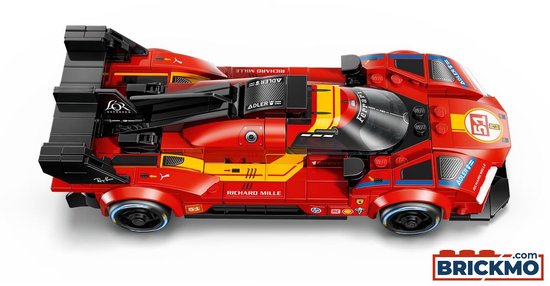 Vue de dessus d'une voiture de course LEGO Ferrari 499P rouge avec rayures jaunes, aileron noir et détails.
