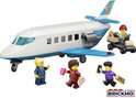 LEGO City passagiersvliegtuig met vier minifiguren en een bagagetrekker. Het vliegtuig is op de grond.