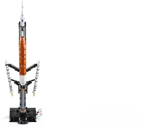 LEGO Technic NASA Artemis ruimteraket, met witte neuskegel, oranje brandstoftank en witte boosters op een displaystandaard.