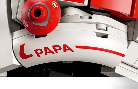 Rode opdruk PAPA op witte helm, met rode accenten.
