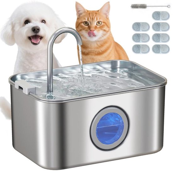 Zilverkleurige kattenfontein met stromend water, een witte hond en een oranje kat in de achtergrond. Ernaast 8 filters en een borstel.