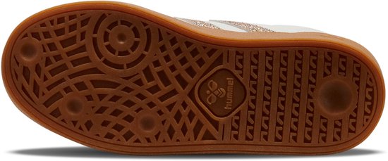 Onderkant van een witte Hummel sneaker met bruine zool en een cirkelvormig profiel.