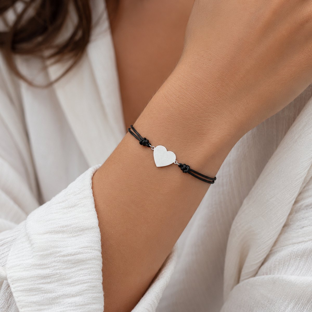 Engravia by Derya – Verstelbare Hart Armband – RVS – Minimalistisch Koordarmband – 3 cm Verstelbaar – Zwart met Zilverkleurig Hart – Cadeau voor Vrouw, Vriendin, Zus of Beste Vriendin