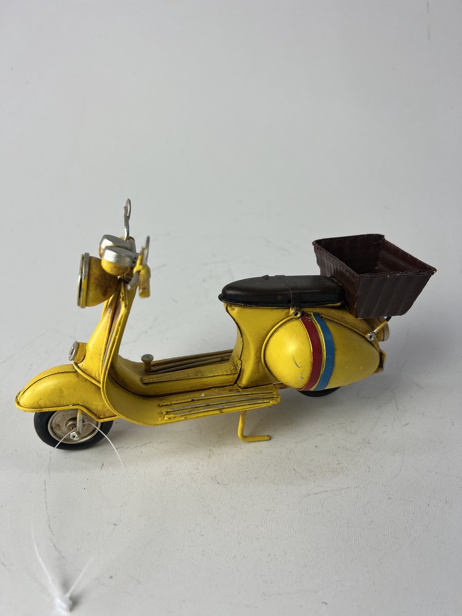Vespa metaal super met mand geel