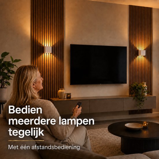 Femme sur un canapé dans un salon avec une télévision et deux appliques murales blanches éclairant un mur en bois. Elle contrôle les lumières avec une télécommande.