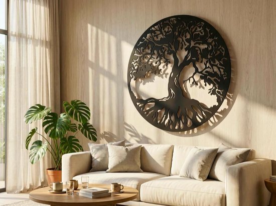 Zwarte levensboom wanddecoratie boven een beige hoekbank in een woonkamer.