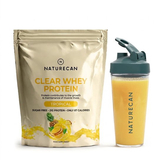 Gouden verpakking "Clear Whey Protein Tropical" met sapkan. "Naturecan" logo op de verpakking en sapkan.