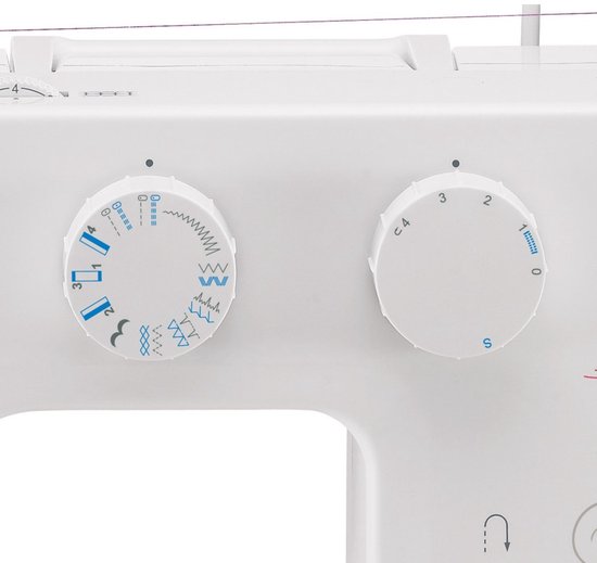 Twee witte draaiknoppen op een Singer naaimachine: één met steekselecties en één met lengte-instellingen.
