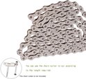Gedetailleerde close-up van een zilverkleurige fietsketting, met de tekst 'You can use the chain cutter to cut according to the length required. The chain cutter is not included'.